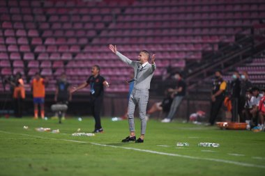 NONTHABURI, THAILAND - 23 Şubat 2021: Mario Gjurovski SCG MUANGTHONG 'un teknik direktörü SCG MUANGTHONG ile SCG STADIUM, Tayland' daki PORT FC 'a karşı