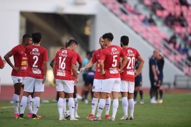 BANGKOK. THAILAND - 11 Kasım 2020: Tayland ile Rajamangkala Stadyumu arasında oynanan dostluk maçı sırasında All Star oyuncuları