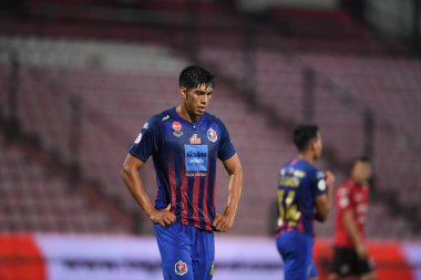 NONTHABURI, THAILAND - 23 Şubat 2021: Elius Dorloh # 4 PORT FC oyuncusu SCG MUANGTHONG ile SCG STADIUM, Tayland 'da PORT FC arasında eylem halinde