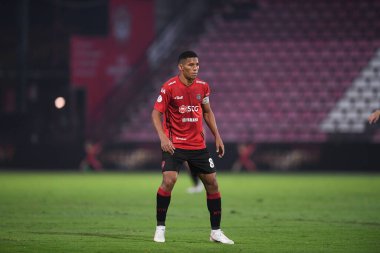 NONTHABURI, THAILAND - 23 Şubat 2021: Vanderley Diaz Marinho # 87 SCG MUANGTHONG oyuncusu SCG MUANGTHONG arasında SCG STADIUM, Tayland 'da PORT FC' a karşı eylem halinde