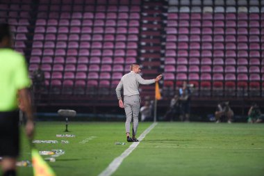 NONTHABURI, THAILAND - 23 Şubat 2021: Mario Gjurovski SCG MUANGTHONG 'un teknik direktörü SCG MUANGTHONG ile SCG STADIUM, Tayland' daki PORT FC 'a karşı