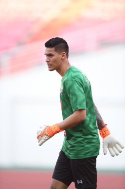 BANGKOK. THAILAND - 11 Kasım 2020: Michael Falkesgaard # 1 Tayland ile Rajamangkala Stadyumu arasındaki dostluk maçı sırasında