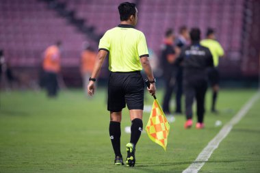 NONTHABURI, THAILAND - 23 Şubat 2021: SCG MUANGTHONG ile SCG STADIUM, Tayland 'daki PORT FC maçında yardımcı hakemlik yaptı