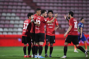 NONTHABURI, THAILAND - 23 Şubat 2021 SCG MUANGTHONG oyuncuları SCG MUANGTHONG ile SCG STADIUM, Tayland 'da PORT FC karşı karşıya