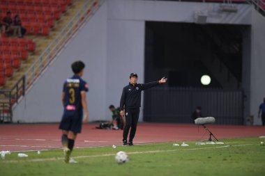BANGKOK, THAILAND - 14 Kasım 2020: Akira Nishino, Tayland ile Rajamangkala Stadyumu 'nun tüm yıldızları arasında oynanan dostluk maçı sırasında