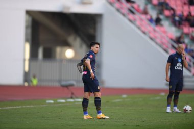 BANGKOK. THAILAND - 11 Kasım 2020: Tristan Do # 19 Tayland futbolcusu Rajamangkala Stadyumu 'ndaki tüm yıldızlara karşı oynanan dostluk maçı sırasında