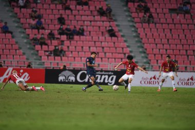 BANGKOK. THAILAND - 11 Kasım 2020: Chenrop Samphaodi # 20 Tayland ile Rajamangkala Stadyumu arasındaki dostluk maçı sırasında