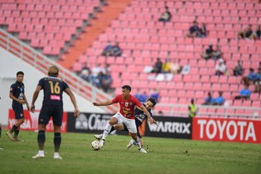 BANGKOK. THAILAND - 11 Kasım 2020: Leandro Assumpcao # 17 Tayland futbolcusu, Tayland ile Rajamangkala Stadyumu arasındaki dostluk maçı sırasında