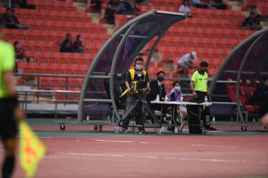 BANGKOK. THAILAND - 11 Kasım 2020: Tayland ile Rajamangkala Stadyumu arasındaki dostluk maçı sırasında takım canlı yayında