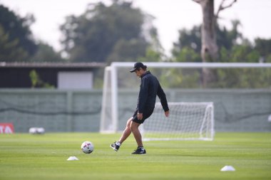 BANGKOK. THAILAND - 11 Kasım 2020: Akira Nishino Yel değirmeni Futbol Kulübü 'nde oynanan FIFA karşılaşması öncesinde Tayland teknik direktörü 