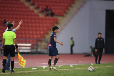 BANGKOK. THAILAND - 11 Kasım 2020: Tayland ile Rajamangkala Stadyumu arasındaki dostluk maçı sırasında Tayland 'ın 3 numaralı Kiattisak Chiamudom