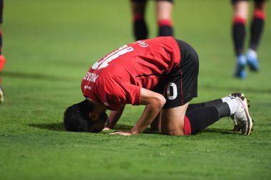 NONTHABURI, THAILAND - 23 Şubat 2021: Mirzaev Sardor # 10 SCG MUANGTHONG 'un SCG MUANGTHONG ile SCG STADIUM, Tayland' da PORT FC 'a karşı eylemde