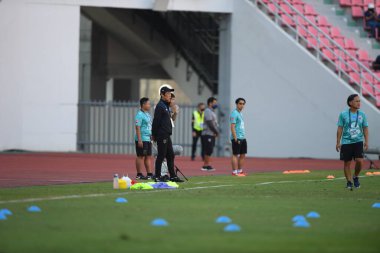 BANGKOK, THAILAND - 14 Kasım 2020: Akira Nishino, Tayland ile Rajamangkala Stadyumu 'nun tüm yıldızları arasında oynanan dostluk maçı sırasında