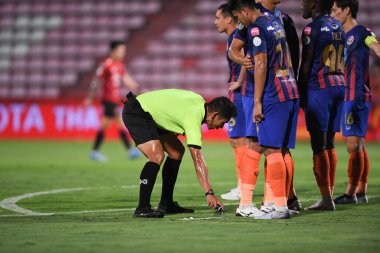NONTHABURI, THAILAND - 23 Şubat 2021: Siwakorn Pu-Udom FIFA hakemi SCG MUANGTHONG ile SCG STADIUM, Tayland 'da PORT FC' a karşı