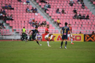 BANGKOK. THAILAND - 11 Kasım 2020: John Baggio # 10 Tayland Millî Futbol Takımı ile Rajamangkala Stadyumu 'nda oynanan dostluk maçı sırasında