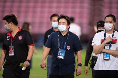 NONTHABURI, THAILAND - 23 Şubat 2021 'de SCG MUANGTHONG' un başkanı Wiluck Lorthong SCG MUGTHONG ile SCG STADIUM, Tayland 'da PORT FC karşı karşıya geldi.