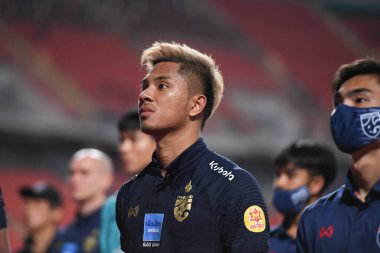 BANGKOK. THAILAND - 11 Kasım 2020: Tayland ile Rajamangkala Stadyumu 'nda oynanan dostluk maçı sırasında Tayland' ın 16 numaralı Jakkapan hamisuwan oyuncusu