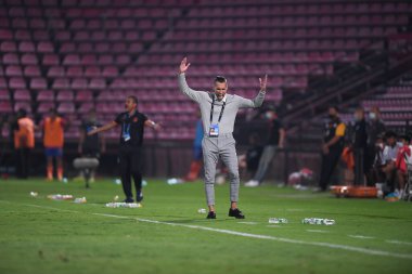 NONTHABURI, THAILAND - 23 Şubat 2021: Mario Gjurovski SCG MUANGTHONG 'un teknik direktörü SCG MUANGTHONG ile SCG STADIUM, Tayland' daki PORT FC 'a karşı