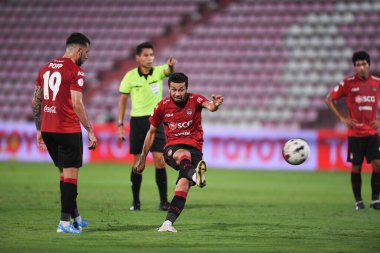 NONTHABURI, THAILAND - 23 Şubat 2021: Mirzaev Sardor # 10 SCG MUANGTHONG 'un SCG MUANGTHONG ile SCG STADIUM, Tayland' da PORT FC 'a karşı eylemde