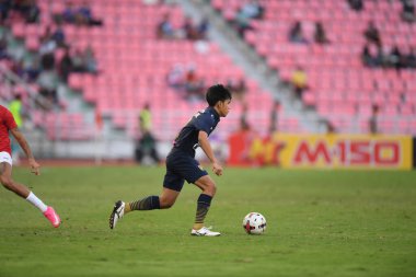 BANGKOK. THAILAND - 11 Kasım 2020: Chatmongkol Rueangthanarot # 12 Tayland ile Rajamangkala Stadyumu arasındaki dostluk maçı sırasında