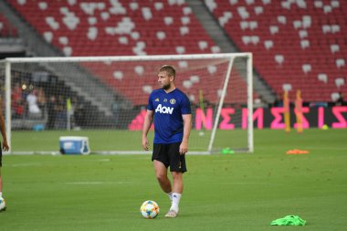 KALLANG, SINGAPORE - 19 Temmuz 2019: Luke Shaw # 23 MANCHESTER UTD Milli Stadyum, Singapur 'da antrenman yaparken
