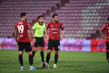 NONTHABURI, THAILAND - 23 Şubat 2021: Mirzaev Sardor # 10 SCG MUANGTHONG 'un SCG MUANGTHONG ile SCG STADIUM, Tayland' da PORT FC 'a karşı eylemde