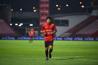 NONTHABURI, THAILAND - 23 Şubat 2021: Veerathep Pomphan # 18 SCG MUANGTHONG ile SCG MUANGTHONG arasında SCG STADIUM, Tayland 'da PORT FC' a karşı eylem halinde