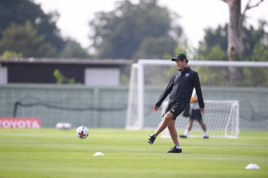 BANGKOK. THAILAND - 11 Kasım 2020: Akira Nishino Yel değirmeni Futbol Kulübü 'nde oynanan FIFA karşılaşması öncesinde Tayland teknik direktörü  