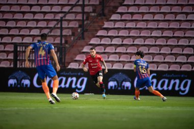 NONTHABURI, THAILAND - 23 Şubat 2021: Pop Willian # 19 SCG MUANGTHONG 'un SCG MUGTHONG ile SCG STADIUM, Tayland' da PORT FC 'a karşı eylemi sırasında