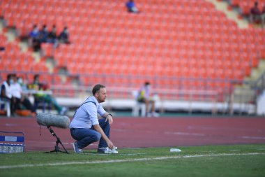 BANGKOK. THAILAND - 11 Kasım 2020: Mano Polking, Tayland ile Rajamangkala Stadyumu 'ndaki tüm yıldızlara karşı oynanan dostluk maçı sırasında tüm yıldızların baş antrenörü