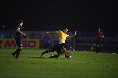 Nakhonpathom-Tayland-10 OCT 2020-Pathompol chareounrattanapirom # 22 Tayland Oyuncusu Tayland spor okulunun stadyumunda Nakhonpathom ile oynanan dostluk maçı sırasında