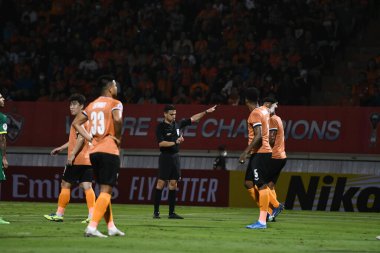 Chiangrai-Tayland-FEB 18-2020: HANNA HATTAB Hakem listesi sarı kart afc 2020 'de Chiangrai utd ile Beijing guoan fc karşı Birleşik Stadyumu, Chiangrai, Tayland