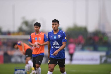 Nakhonpathom-Tayland-10 OCT 2020-Arthit Boodjinda # 17 Tayland futbolcusu Tayland ile Tayland spor okulunun stadyumunda oynanan dostluk maçı sırasında