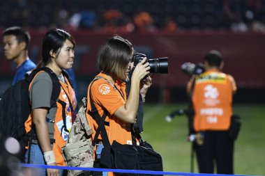 Chiangrai-Tayland-FEB 18, 2020: Birleşik Stadyum, Chiangrai, Tayland 'daki Pekin guoan FC' sine karşı Chiangrai utd 'lar arasında kıç 2020' de hareket halindeki kadın fotoğrafçı