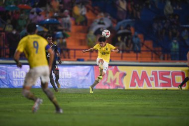 Nakhonpathom-Tayland-10 OCT 2020-Kanokpol pudsapakom # 26 Tayland futbolcusu, Tayland spor okulundaki stadyumda nakhonpathom maçında