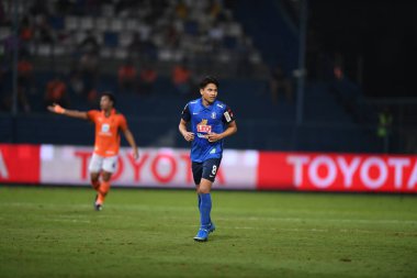 Bangkok-Tayland-20 Mar 2021-Thitipan phuangjan # 8 bg prathum oynatıcısı BG prathum arasında Leo Stadyumu, Tayland 'da ratchaburi' ye karşı