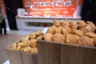 Ay çöreği ahşap kutuya konur, kahvaltı otelde yapılır.