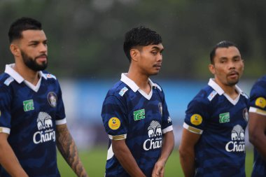 Nakhonpathom-Tayland-10 OCT 2020-Nattapol Worrasut 20 numaralı nakhonpathom oyuncusu Tayland 'daki spor okulu stadyumunda Nakhonpathom ile oynanan dostluk maçı sırasında