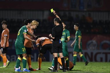 Chiangrai-Tayland-FEB 18-2020: HANNA HATTAB Hakem listesi sarı kart afc 2020 'de Chiangrai utd ile Beijing guoan fc karşı Birleşik Stadyumu, Chiangrai, Tayland