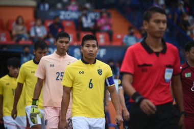 Nakhonpathom-Tayland-10 OCT 2020-Phitiwat Sukjitthammakul # 6 numaralı Tayland futbolcusu Tayland Spor Okulu Stadyumu 'nda nakhonpathom arasında oynanan dostluk maçı sırasında