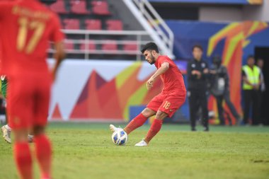 Nakhonpathom-Tayland-10 OCT 2020 - Kritsada kaman # 18 Tayland Oyuncusu Tayland 'daki spor okulunun stadyumunda nakhonpathom maçında