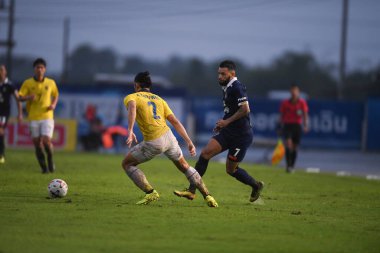 Nakhonpathom-Tayland-10 OCT 2020-Ferreira dos santos # 7 nolu nakhonpathom oyuncusu, Tayland spor okulu stadyumunda nakhonpathom arasında oynanan dostluk maçı sırasında