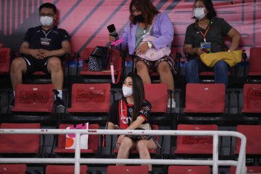 Pathumthani-Tayland-31 OCT 2020 - 2020 'de True Bangkok' un tanımlanamayan taraftarı Gerçek Bangkok ile Thammasart Stadyumu 'ndaki Port Fc maçı sırasında