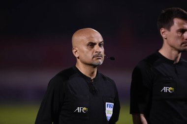 Chiangrai-Tayland-FEB 18, 2020: Chiangrai utd ile Beijing guoan fc 'nin birleşik stadyumda, chiangrai, thailand' da karşı karşıya olduğu kıç 2020 'de hakem hareket halinde.