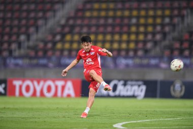 Prathumthani-Tayland-11 Nisan 2021: Worrachit kanitsribampen # 8 Chonburi fc 'un 8. Oyuncusu, singha chiangrai utd arasında Thamasart Stadyumu' ndaki Chonburi Fc 'ye karşı oynuyordu.