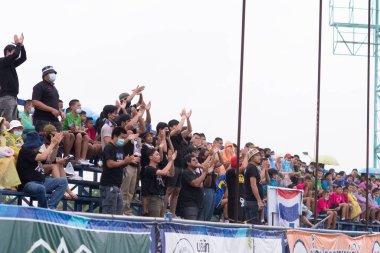 Nakhonpathom-Tayland-10 OCT 2020-Tanımlanamayan taraftarlar, Tayland Spor Okulu Stadyumu 'nda Nakhonpathom ve Nakhonpathom arasında oynanan dostluk maçı sırasında