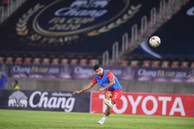 Nakhonpathom-Tayland-10 OCT 2020 - Kritsada kaman # 18 Tayland Oyuncusu Tayland 'daki spor okulunun stadyumunda nakhonpathom maçında