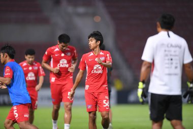 Prathumthani-Tayland-11 Nisan 2021: Channarong Promsrikaew # 56 Chonburi FC 'nin 56. Oyuncusu, Singa Chiangrai utd ile Tayland' daki Thamasart Stadyumu 'nda Chonburi Fc' ye karşı oynuyordu.