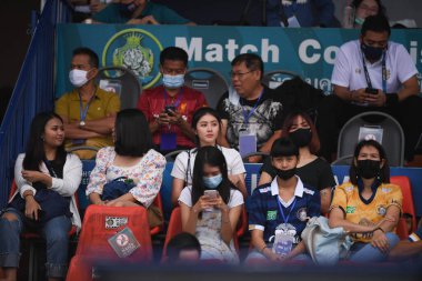 Nakhonpathom-Tayland-10 OCT 2020-Tanımlanamayan taraftarlar, Tayland Spor Okulu Stadyumu 'nda Nakhonpathom ve Nakhonpathom arasında oynanan dostluk maçı sırasında