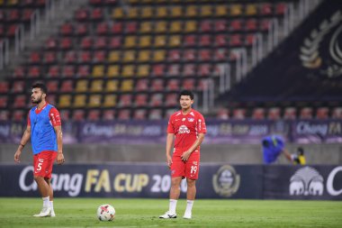 Prathumthani-Thailand-11 Nisan 2021: # 19 Chonburi FC 'nin 19 numaralı oyuncusuyken Singa Chiangrai utd ile Thamasart Stadyumu' ndaki Chonburi Fc karşı karşıya geldi.
